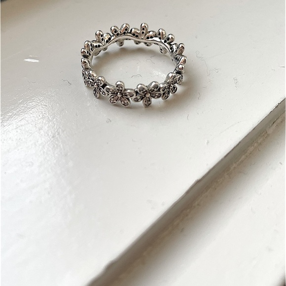 Pandora Daisy Ring - Picture 3 of 6